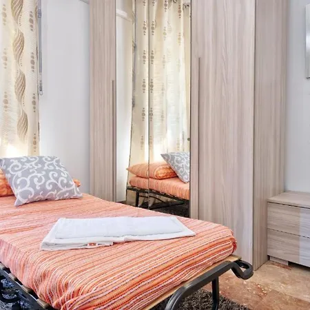 بيت ضيافة Venice City - With Private & Bathroom, Ac & Tv *