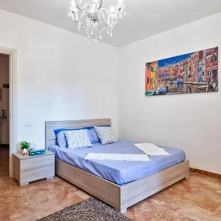 بيت ضيافة Venice City - With Private & Bathroom, Ac & Tv