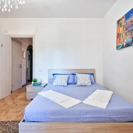 Venice City - With Private & Bathroom, Ac & Tv *