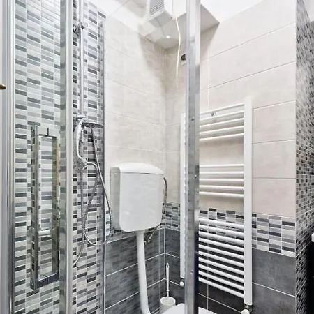 Venice City - With Private & Bathroom, Ac & Tv