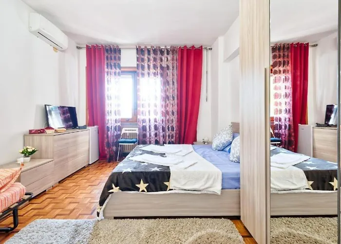 Venice City - With Private & Bathroom, Ac & Tv Πανσιόν